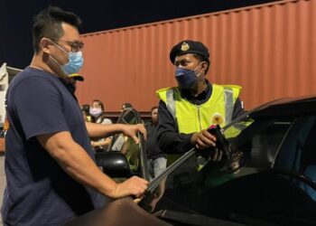 ANGGOTA penguat kuasa JPJ Pulau Pinang memeriksa cermin kenderaan seorang pemandu dalam Ops Khas Pengarah JPJ di Plaza Tol Juru Arah Utara, Butterworth, awal pagi tadi.