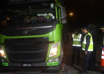 ANGGOTA JPJ memeriksa sebuah lori dalam Op Tutup di Plaza Tol Sungai Dua (arah Selatan) di Butterworth, Pulau Pinang malam tadi. - FOTO/IQBAL HAMDAN
