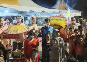 CHOW Kon Yeow (berbaju biru) bersama penduduk Kampung Bagan Jermal, Butterworth iaitu antara kampung tradisi yang masih kekal di Pulau Pinang dalam majlis perasmian mural 'kampung tradisi' malam tadi.