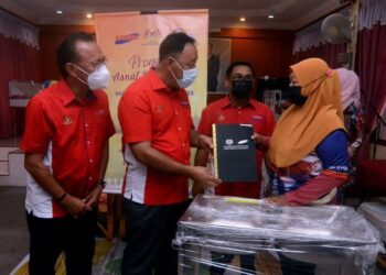 MOHAMAD Yasid Bidin menyerahkan sijil penyertaan serta sumbangan bantuan perniagaan sempena Majlis Penutupan Program Asnaf Berdikari Tahun 2022 di Pusat Kegiatan Masyarakat (Kemas) Paya Keladi di Kepala Batas, Pulau Pinang hari ini. - FOTO/IQBAL HAMDAN