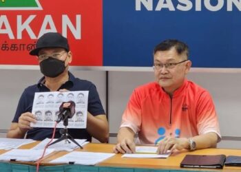 CHIN (kiri) dan H"ng Kheen Long dalam sidang akhbar di ibu pejabat Gerakan Pulau Pinang di George Town hari ini.