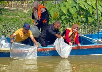 YAZEEREEN A. Bakar (kanan) pada majlis pelepasan benih udang galah di Jeti Nelayan Lebuh Banting, Tasek Gelugor, Pulau Pinang, semalam. – FOTO/ISWAN SHAFIQ ISA