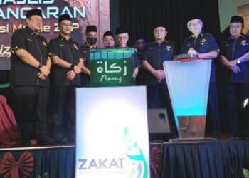 AHMAD Zakiyuddin Abd. Rahman (tiga dari kanan) dan Amran Hazali (empat dari kanan) ketika majlis pelancaran aplikasi 'mobile' MaiZakat di Kompleks Darul Hidayah, Butterworth, Pulau Pinang hari ini.