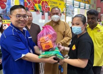 TAN Chuan Hong menyampaikan bantuan berupa barang keperluan asas kepada penduduk dalam majlis amal anjuran Rukun Tetangga Taman Puyu Butterworth dan Persatuan Kebajikan Ci Ai Pulau Pinang semalam.