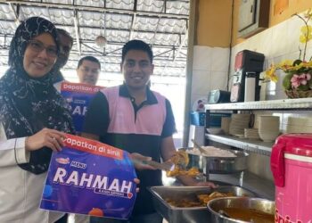 ROZIAH Abudin (kiri) ketika Majlis Pelancaran Menu Rahmah Kasih Sayang Peringkat Negeri Pulau Pinang di Kepala Batas, hari ini.