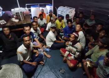 SEBUAH bot nelayan Indonesia yang dikendalikan seramai 22 kru termasuk tekong ditahan Maritim Malaysia selepas didapati menceroboh perairan negara di kedudukan 109 kilometer barat daya Pulau Kendi, Pulau Pinang semalam.