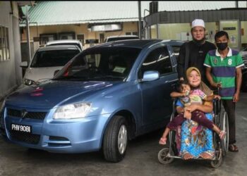 EBIT Lew menghadiahkan sebuah kereta Proton Saga BLM kepada Siti Aminah Jamalludin dan suaminya, Mohd. Sofi Osman bagi memudahkan urusan pergerakan mereka seharian. – FOTO/FACEBOOK EBIT LEW