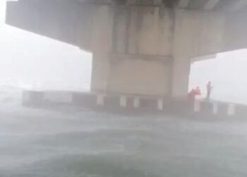 TANGKAP layar video sekumpulan kaki pancing berdepan detik cemas hampir setengah jam ketika berlindung di sebalik tiang bawah Jambatan Pulau Pinang ketika kejadian angin kencang, kelmarin.