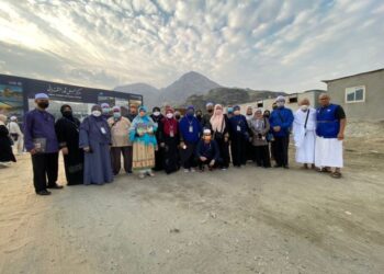 WAN Mohd. Taufik Wan Marzuki (kanan) bersama jemaah umrah Malaysia ke Tanah Suci, baru-baru ini.