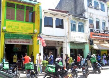 MASALAH kekurangan pekerja serta pematuhan SOP penjarakan sosial menyebabkan pelanggan restoran nasi kandar Hameediyah, Georgetown, Pulau Pinang terpaksa beratur panjang untuk menuggu giliran bagi menjamu selera di restoran berusia lebih 100 tahun itu. - FOTO/MUHAMMAD IQBAL HAMDAN