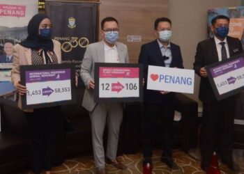 YEOH Soon Hin (dua dari kanan) dalam sidang akhbar mengenai situasi terkini industri pelancongan Pulau Pinang di LTAPP, Bayan Lepas, Pulau Pinang, hari ini. - FOTO/IQBAL HAMDAN