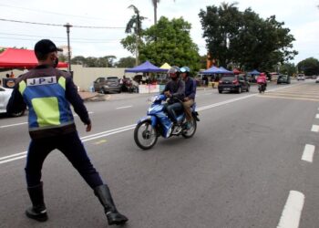 PENGUAT Kuasa Jabatan Pengangkutan Jalan (JPJ) menahan penunggang semasa operasi di Jalan Tenggiri, Seberang Jaya, Pulau Pinang, semalam.– UTUSAN/IQBAL HAMDAN