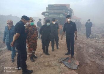 MOHD. Shuhaily Mohd. Zain ketika menjalankan tinjauan lokasi kebakaran di tapak pelupusan sampah di Pulau Burung, Nibong Tebal, Pulau Pinang.