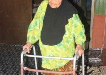 SAPIAH Ibrahim yang berasal dari Tasek Gelugor, Pulau Pinang masih mampu berpuasa  walaupun berusia lebih 100 tahun. UTUSAN/MOHAMAD FIRDAUS AMRAN