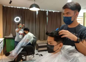 KEBANYAKAN pelanggan kanak-kanak memilih menggayakan potongan rambut messy untuk memulakan sesi pembelajaran secara fizikal.