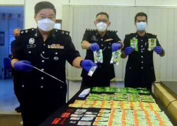 LEE Chong Chern menunjukkan sebahagian dadah yang dirampas daripada pasangan suami isteri dalam sidang akhbar di IPD SPS, Pulau Pinang, hari ini. - FOTO/IQBAL HAMDAN