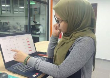 ESNITA Sonie meneliti harga tiket penerbangan untuk pulang ke kampung halaman di Tawau, Sabah yang naik mendadak sebaik sahaja kebenaran rentas negeri diumumkan kerajaan semalam.