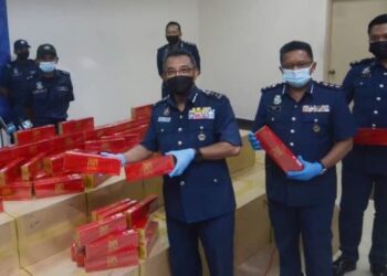 ABDUL HALIM Ramli (kiri) menunjukkan rokok seludup bernilai RM816,800 yang dirampas JKDM Pulau Pinang dalam sidang akhbar di Stor Penguatkuasaan, Bagan Jermal, Pulau Pinang hari ini. - FOTO/IQBAL HAMDAN