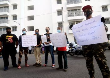 SEBAHAGIAN penduduk Blok A, Taman Nagasari, Prai, Pulau Pinang mengadakan bantahan aman susulan kehadiran beberapa warga asing yang dikatakan turut menyewa di pangsapuri itu hari ini. - FOTO/IQBAL HAMDAN