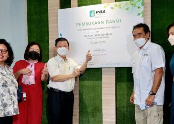 CHOW KON YEOW (tiga dari kiri) bersama Jaseni Maidinsa (dua dari kanan) semasa pembukaan rasmi Pusat Pentadbiran Loji Rawatan Air Sungai Dua di Butterworth, Pulau Pinang hari ini.