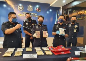 MUSTAFA Kamal Gani Abdullah (kiri) menunjukkan dadah jenis heroin dan syabu yang berjaya dirampas ketika serbuan di SPT pada 23 November lalu pada sidang akhbar di IPK Pulau Pinang, hari ini.