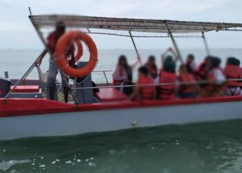 MARITIM Malaysia Pulau Pinang menahan dua buah bot penumpang di kawasan perairan Teluk Bahang petang semalam kerana kesalahan tidak mempunyai lesen sah dan insuran tamat tempoh.