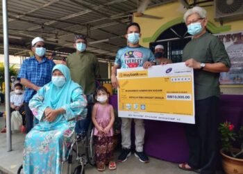 AHMAD Zakiyuddin Abdul Rahman (kanan) menyampaikan cek replika sebanyak RM10,000 kepada Muhammad Hawari Hashim (dua dari kanan) pada Majlis Bacaan Doa Selamat Misi Everest 2022 di Surau Permatang Kerai Besar, Kepala Batas, Pulau Pinang semalam.