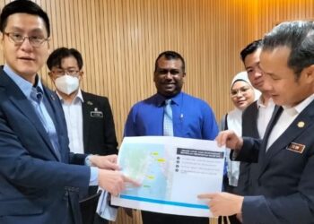 ZAIRIL Khir Johari (kiri) menunjukkan pelan berkaitan perkhidmatan teksi air Pulau Pinang yang dijangka beroperasi pada 2024 dalam sidang akhbar di George Town, Pulau Pinang, hari ini.