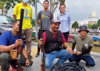 BEBERAPA pemburu bergambar bersama gagak yang berjaya ditembak dalam operasi Crow Sharpshooter (Ops Cross MBSP) di sekitar Bandar Perda, Bukit Mertajam, Pulau Pinang hari ini.