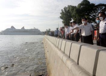 CHOW Kon Yeow (empat dari kanan) meninjau kawasan tembok laut selepas majlis perasmian projek pengukuhan dan penambahbaikan tembok laut di Padang Kota Lama, Georgetown, Pulau Pinang hari ini.