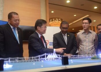 TAKIYUDDIN Hassan (tiga dari kanan) dan Chow Kon Yeow (tiga dari kiri) pada Majlis Pelancaran Projek Pengukuhan Bekalan Elektrik Melalui Sambungtara Talian Atas Di Pulau Pinang di Butterworth, hari ini.