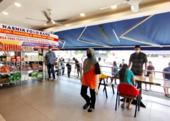 ORANG ramai mendaftar untuk mengambil bekalan barangan makanan sumbangan Nasmir Food Bank di Juru, Bukit Mertajam, Pulau Pinang.