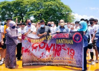 SOON Lip Chee (enam dari kiri) dan Nurul Izzah Anwar ketika hadir pada majlis perasmian serta penyerahan gelanggang bola keranjang Taman Cermai di Kadun Permatang Pasir, Permatang Pauh, Pulau Pinang, semalam.