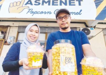 AINA Hazwani Zulkifli dan suami, Khoirul Amal Saidin tidak ‘menang tangan’ menyiapkan tempahan bertih jagung khususnya ketika musim kenduri dan cuti persekolahan di Nibong Tebal, Pulau Pinang baru-baru ini. – FOTO/ISWAN SHAFIQ ISA