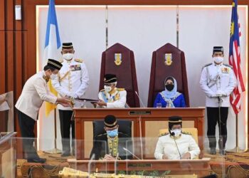 AHMAD Fuzi Abdul Razak (dua dari kiri) ketika merasmikan Mesyuarat Pertama Penggal Kelima Dewan Undangan Negeri (DUN) Pulau Pinang ke-14, di Georgetown, Pulau Pinang, hari ini.