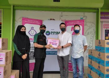 LEE Chee Liang (dua dari kanan) menyerahkan kotak sumbangan kepada Nadzim untuk sumbangan di bawah kempen Infaq Rezeki bagi membantu masyarakat yang terkesan dengan ujian pandemik Covid-19.