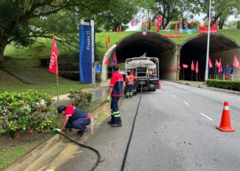 PETUGAS penyelenggaraan membersihkan laluan air berhampiran terowong Presint 9-11 bagi memastikan banjir kilat tidak berulang di Putrajaya.