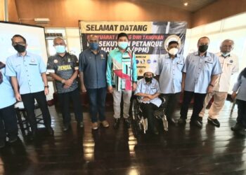 MOHAMAD ALI Mohamad (enam dari kanan) bersama barisan kepimpinan baharu PPM di Kelab Tasik Putrajaya. - UTUSAN/AMRAN MULUP