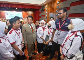 LUKANISMAN Awang Sauni beramah mesra bersama pembantu perubatan selepas Majlis Sambutan Hari Pembantu Perubatan Peringkat Kebangsaan 2023 di Putrajaya. - UTUSAN/FAISOL MUSTAFA