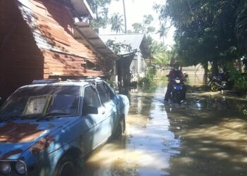 ANGGOTA APM membantu memindahkan penduduk warga emas di Kampung Tanjung Buah-Buahan, Kuala Selangor, hari ini.