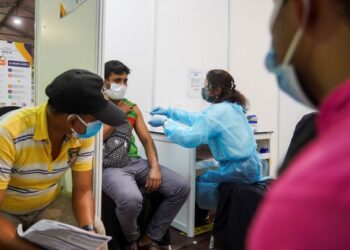 Kenyataan bahawa  tindakan undang-undang terhadap pekerja yang enggan mengambil vaksin Covid-19 dibimbangi menimbulkan tekanan mental.- GAMBAR HIASAN