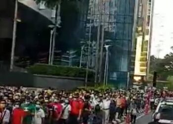 TANGKAP layar rakaman berdurasi 26 saat tular di media sosial memaparkan warga asing beratur panjang di PPV Pusat Konvensyen Kuala Lumpur. - MEDIA SOSIAL