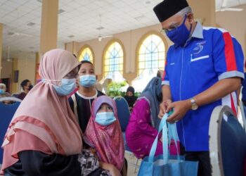 ABDUL Hakim Amir Osman menyerahkan sumbangan kepada penerima asnaf dalam Program Ziarah Ramadan PPZ-MAIWP di Masjid Al-Imam Al-Ghazali, Kepong, Kuala Lumpur, semalam. - UTUSAN/SHIDDIEQIIN ZON