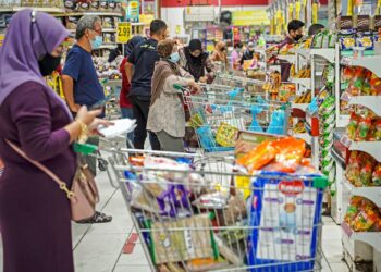 KURANGKAN pergerakan seperti keluar ke pasar raya. – UTUSAN/FARIZ RUSADIO