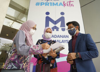 Wakil pembeli, Morsyahila Abdul Khalid (tengah), bersama peguam Syafiqah Md Shafie (kiri), dan Abdul Haqq Abd Razak hadir ke Ibu Pejabat Perbadanan PRIMA Malaysia bagi menyerahkan notis saman 111 pembeli residensi PRIMA Tebrau keatas Perbadanan PRIMA Malaysia, di Ara Damansara, di sini hari ini.-UTUSAN/SHIDDIEQIIN ZON
