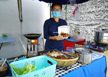 NUR Shareen Mohd. Zaini Nur menjalankan perniagaan nasi kukus ayam berempah atau dikenali dengan Nasi Kukus Pramugari di Taman Lavender Heights, Senawang, Seremban.-UTUSAN/ZAKKINA WATI AHMAD TARMIZI.