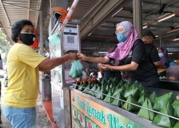 BEKAS pramugari, Hana Batrisya Zainol melayan pelanggannya di gerai Nasi Lemak Wakzee di Pusat Makanan MS, Jalan Macalister, Georgetown, Pulau Pinang.
