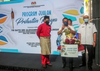 ALEXANDER Nanta Linggi (tengah) menyempurnakan gimik pelancaran Program Jualan Prihatin Raya di perkarangan KPDNHEP, Putrajaya. - UTUSAN/FAISOL MUSTAFA