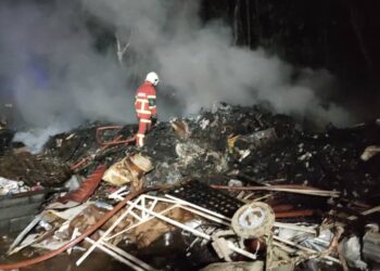 ANGGOTA bomba membuat pemeriksaan ke atas longgokan barangan lusuh dan besi buruk yang diletakkan di kawasan terbuka sebuah premis kitar semula yang terbakar di Tupah, Merbok.