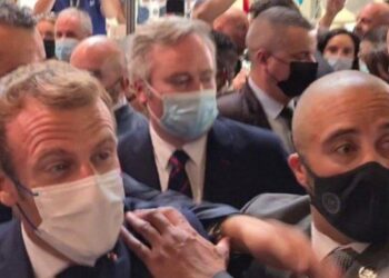 EMMANUEL Macron ketika dilempar telur di Lyon. - AGENSI